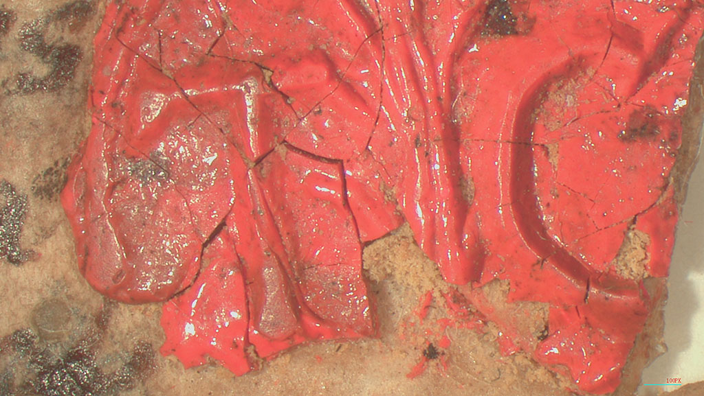 Magnification of a broken seal showing examples of typical fractures and deeper breaks