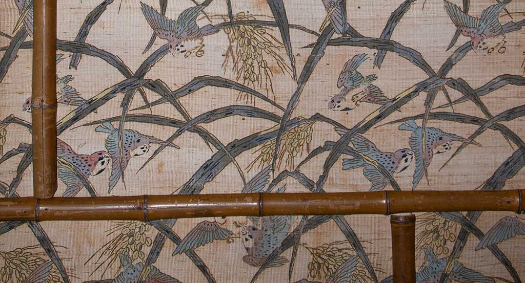 The wallpaper design displayed a motif of repeating green leaves and rice panicles surrounded by fluttering pairs of colorful birds. 