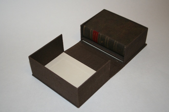 Drop-spine box